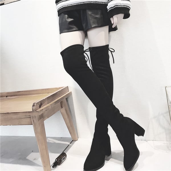 Κομψές γυναικείες μπότες μεγάλου μήκους σε μαύρο χρώμα