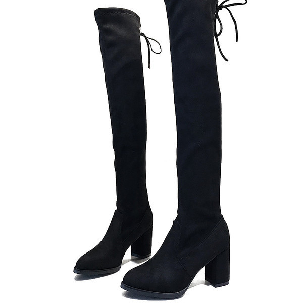 Κομψές γυναικείες μπότες μεγάλου μήκους σε μαύρο χρώμα