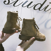 Μοντέρνες γυναικείες μπότες σε δύο χρώματα