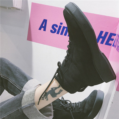 Μοντέρνες γυναικείες μπότες σε δύο χρώματα