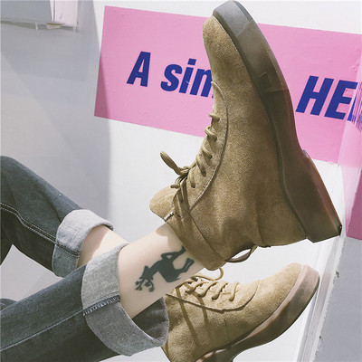 Μοντέρνες γυναικείες μπότες σε δύο χρώματα