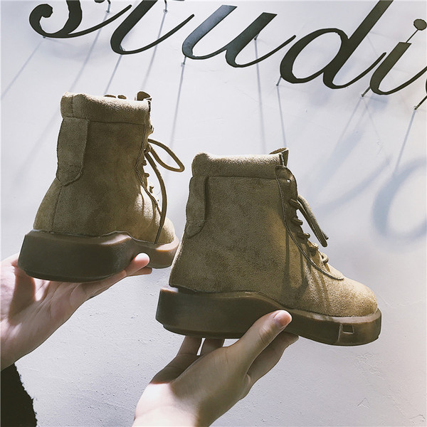 Μοντέρνες γυναικείες μπότες σε δύο χρώματα