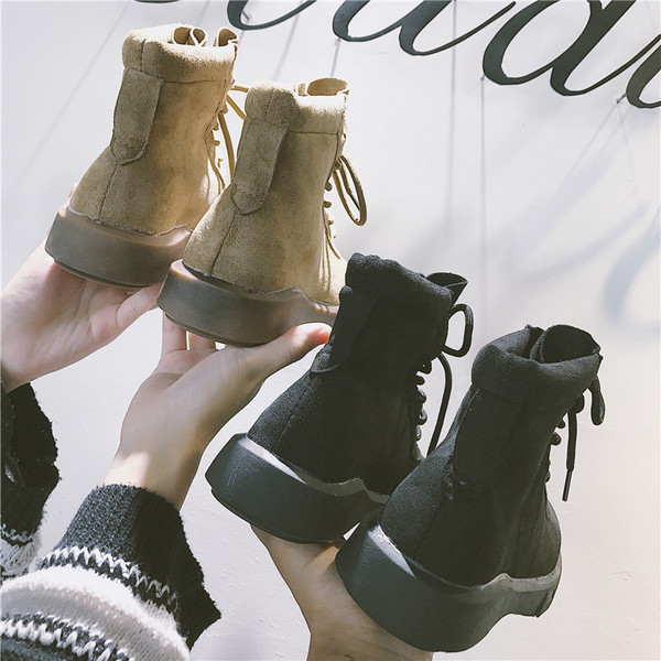 Μοντέρνες γυναικείες μπότες σε δύο χρώματα