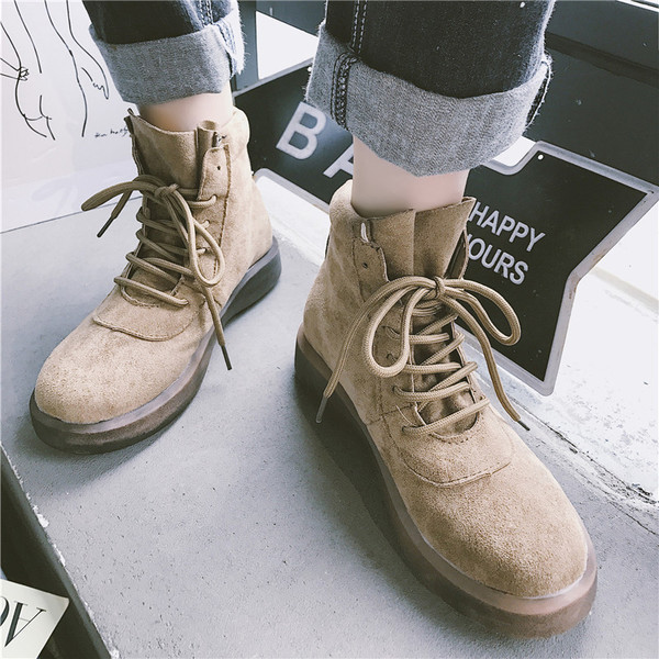 Μοντέρνες γυναικείες μπότες σε δύο χρώματα