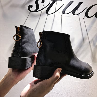 Κομψές γυναικείες  μπότες σε μαύρο χρώμα