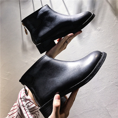 Κομψές γυναικείες  μπότες σε μαύρο χρώμα