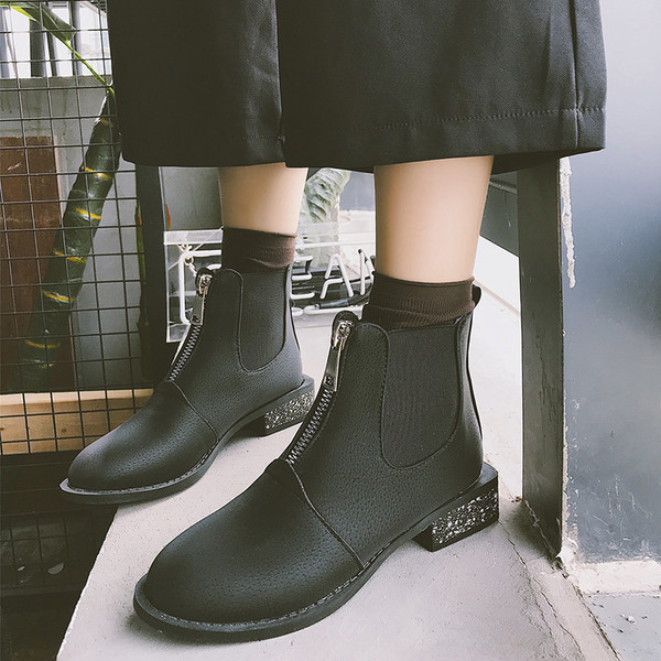 Γυναικείες μπότες σε μαύρο χρώμα - δύο μοντέλα