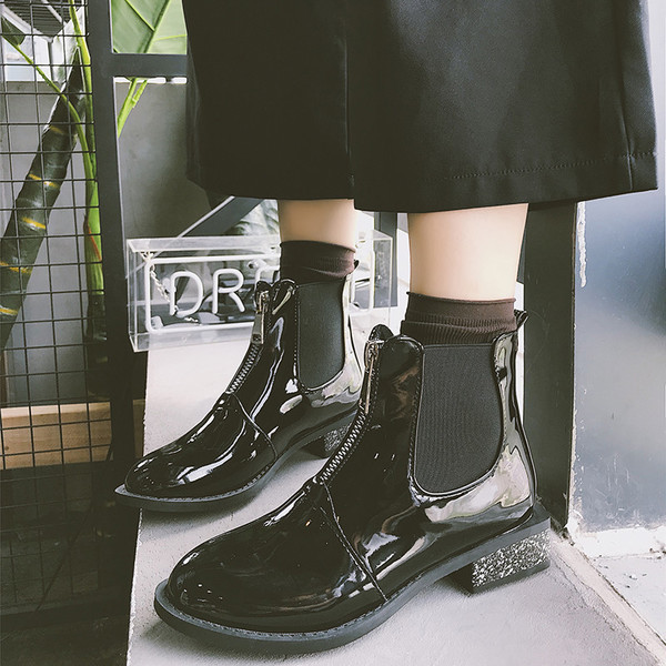 Γυναικείες μπότες σε μαύρο χρώμα - δύο μοντέλα