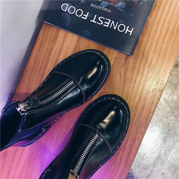 Γυναικείες μπότες μαύρες με φερμουάρ