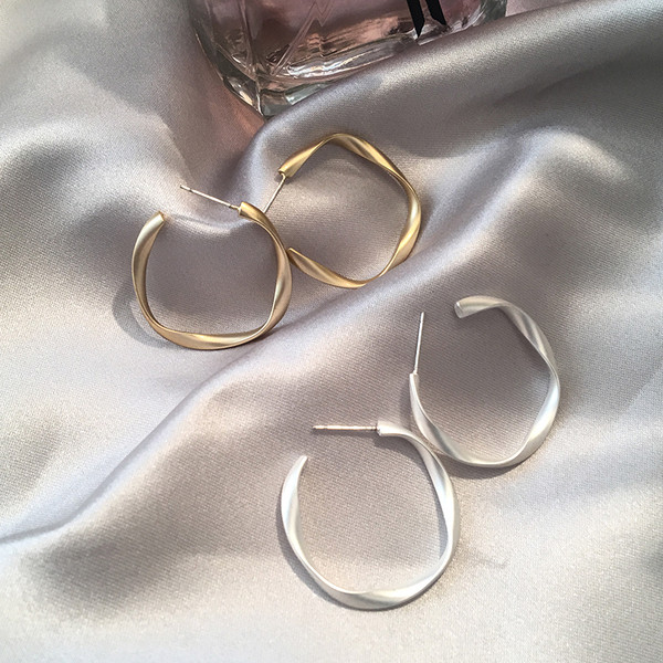 Alkalmi női kerek fülbevaló két színben vagy két modellben