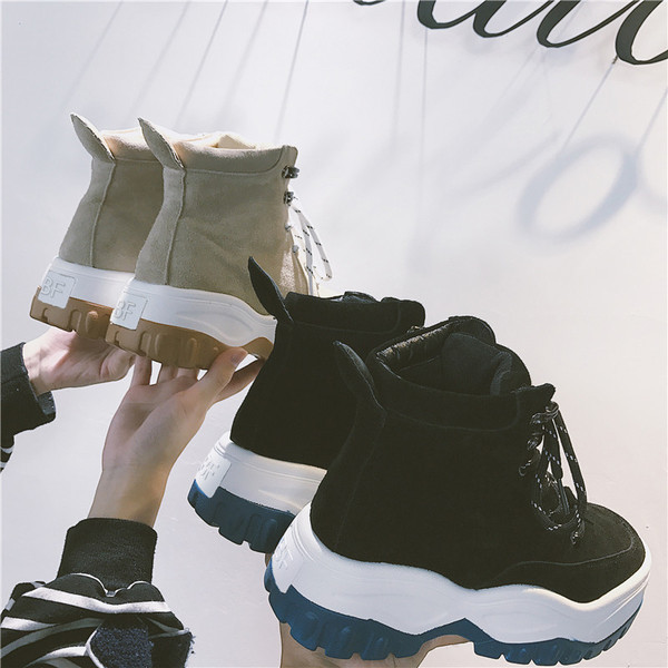 Χειμερινές γυναικείες  μπότες  σε δύο χρώματα