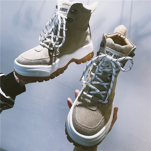 Χειμερινές γυναικείες  μπότες  σε δύο χρώματα