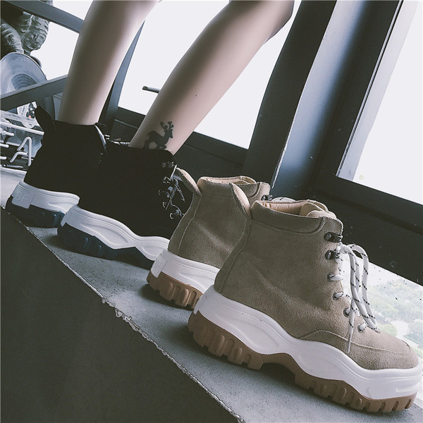 Χειμερινές γυναικείες  μπότες  σε δύο χρώματα