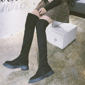 Κομψές γυναικείες μπότες σε οικολογικό σουέτ σε μαύρο χρώμα