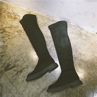 Κομψές γυναικείες μπότες σε οικολογικό σουέτ σε μαύρο χρώμα