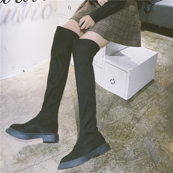 Κομψές γυναικείες μπότες σε οικολογικό σουέτ σε μαύρο χρώμα