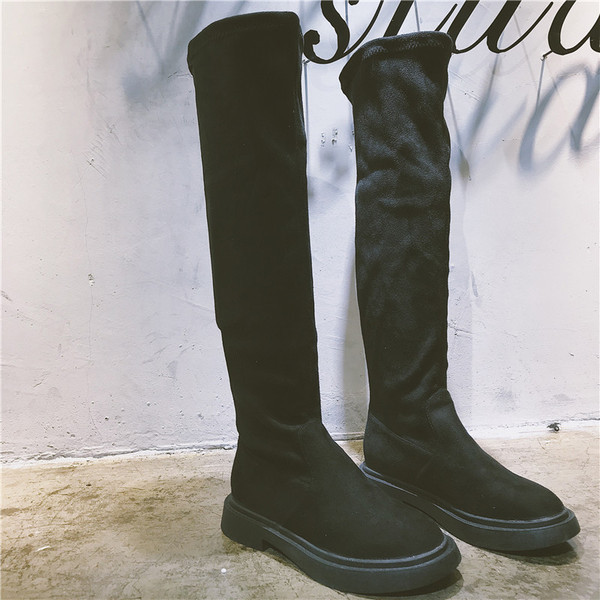 Κομψές γυναικείες μπότες σε οικολογικό σουέτ σε μαύρο χρώμα