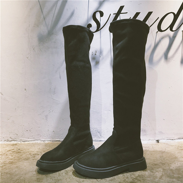 Κομψές γυναικείες μπότες σε οικολογικό σουέτ σε μαύρο χρώμα