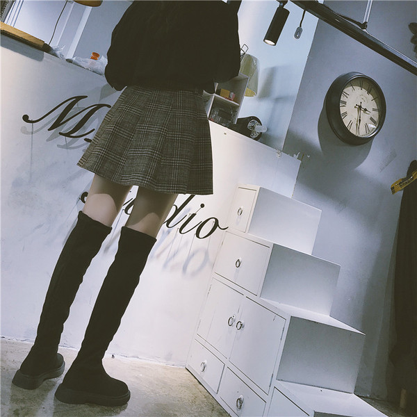 Κομψές γυναικείες μπότες σε οικολογικό σουέτ σε μαύρο χρώμα