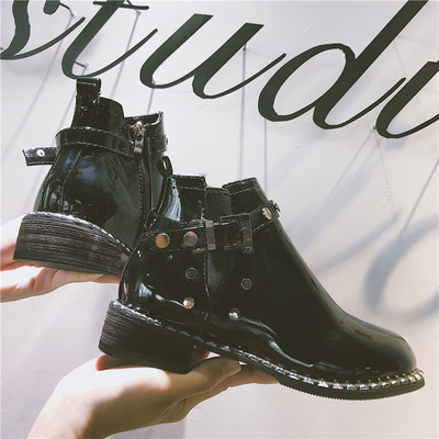 Γυναικείες κομψές μπότες σε μαύρο χρώμα με μεταλλικά στοιχεία