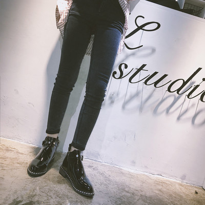 Stílusos női csizma fekete színben, fém elemekkel