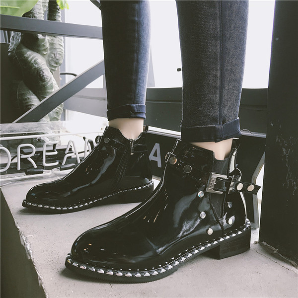 Stílusos női csizma fekete színben, fém elemekkel