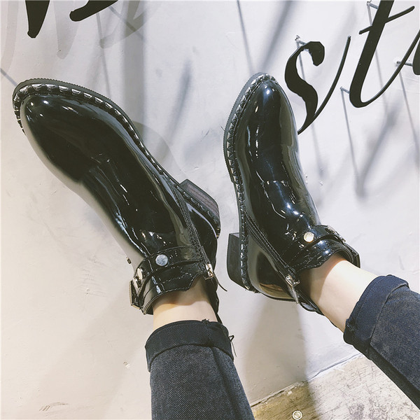 Stílusos női csizma fekete színben, fém elemekkel