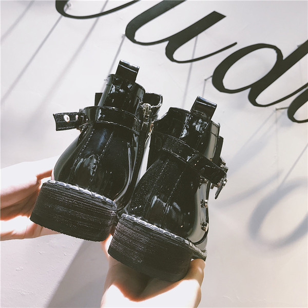 Stílusos női csizma fekete színben, fém elemekkel