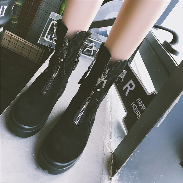 Γυναικείες μπότες σε μαύρο χρώμα