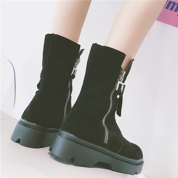 Γυναικείες μπότες σε μαύρο χρώμα