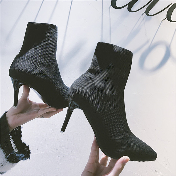 Γυναικείες  κομψές μπότες με τακούνι σε δύο χρώματα