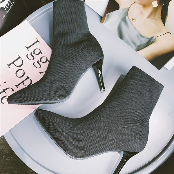 Γυναικείες  κομψές μπότες με τακούνι σε δύο χρώματα