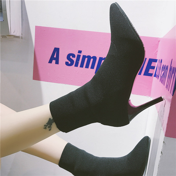 Γυναικείες  κομψές μπότες με τακούνι σε δύο χρώματα