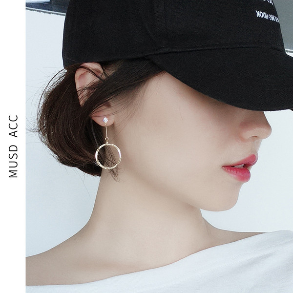 Egyszerű női kerek fülbevaló két színben