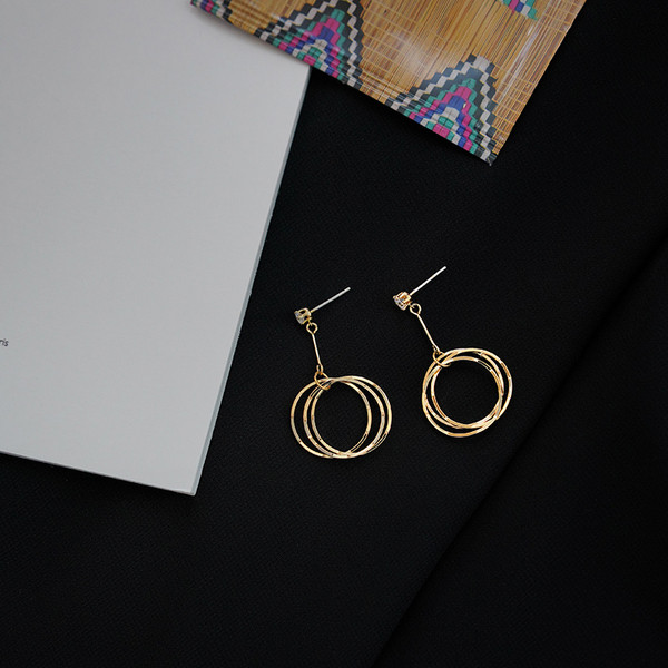 Egyszerű női kerek fülbevaló két színben