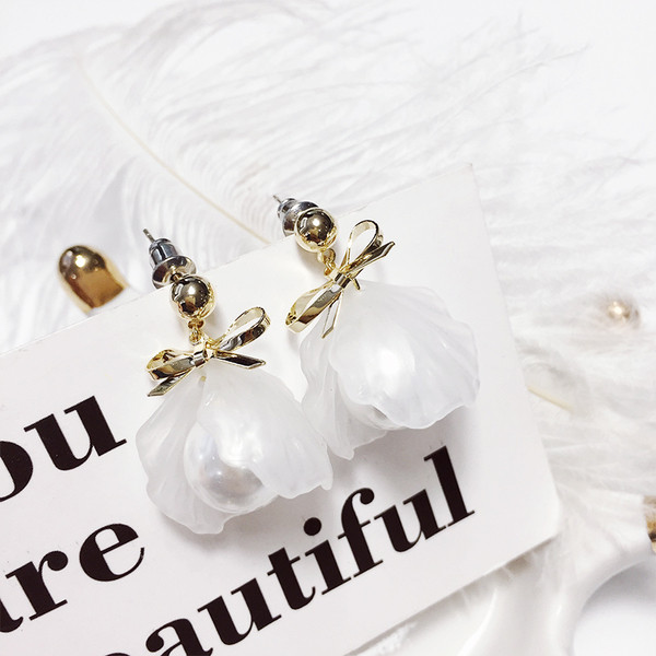 Κομψά γυναικεία σκουλαρίκια με λευκές πέρλες