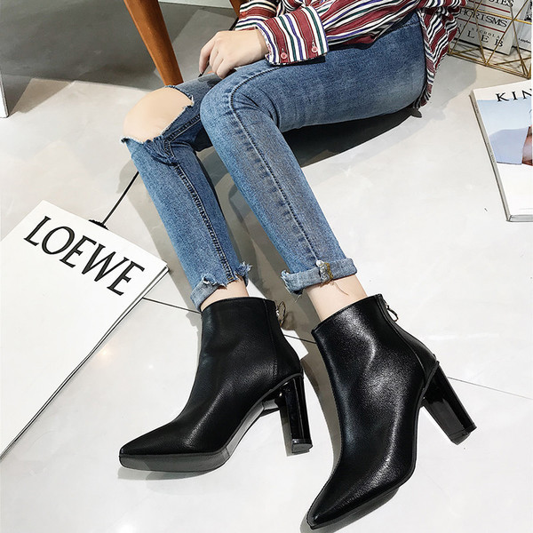 Κομψές δερμάτινες μπότες κυρίες σε δύο χρώματα