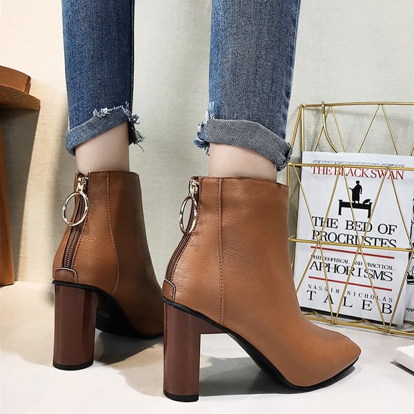 Κομψές δερμάτινες μπότες κυρίες σε δύο χρώματα