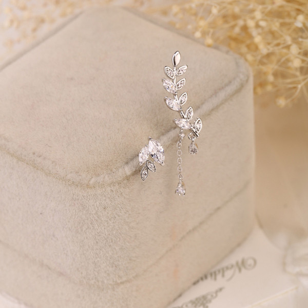 HIT Κομψά γυναικεία σκουλαρίκια με ασημένιο μενταγιόν