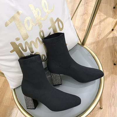 Κομψές γυναικείες μπότες με δίχρωμη δύναμη