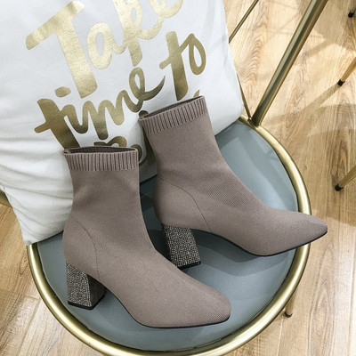 Κομψές γυναικείες μπότες με δίχρωμη δύναμη