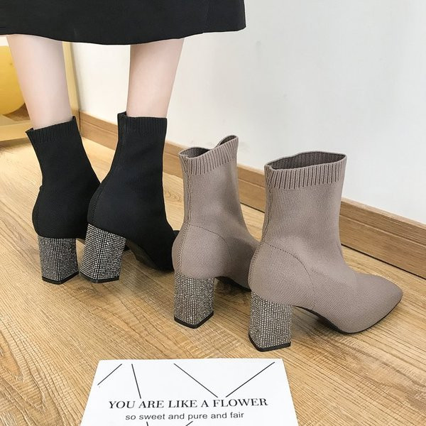 Κομψές γυναικείες μπότες με δίχρωμη δύναμη