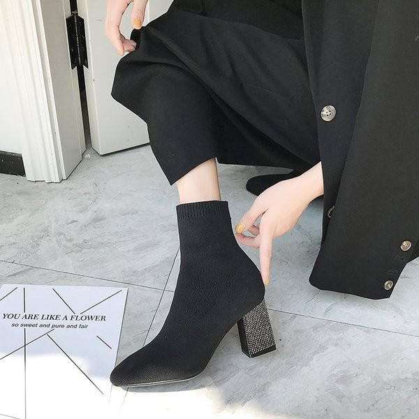 Κομψές γυναικείες μπότες με δίχρωμη δύναμη