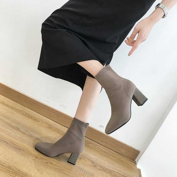 Κομψές γυναικείες μπότες με δίχρωμη δύναμη