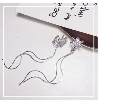 Κομψά γυναικεία σκουλαρίκια σε σχήμα νιφάδας χιονιού