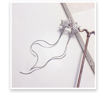 Κομψά γυναικεία σκουλαρίκια σε σχήμα νιφάδας χιονιού