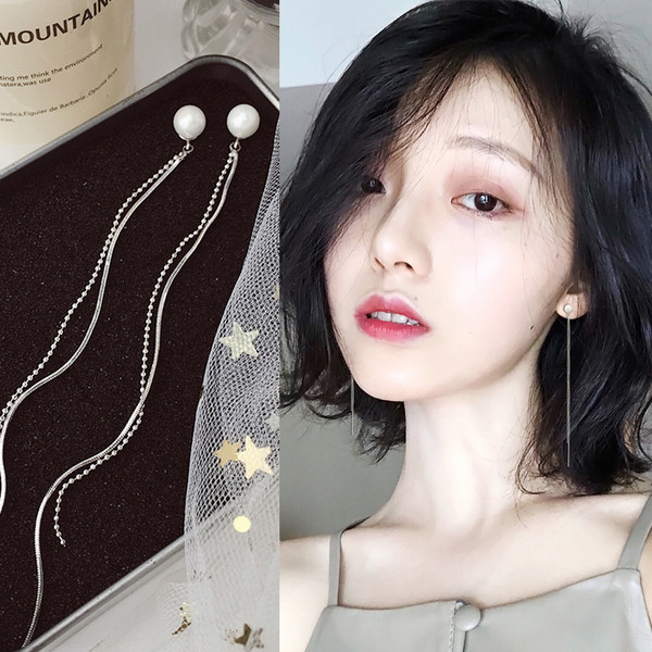 Hosszú, modern női fülbevaló gyöngyökkel