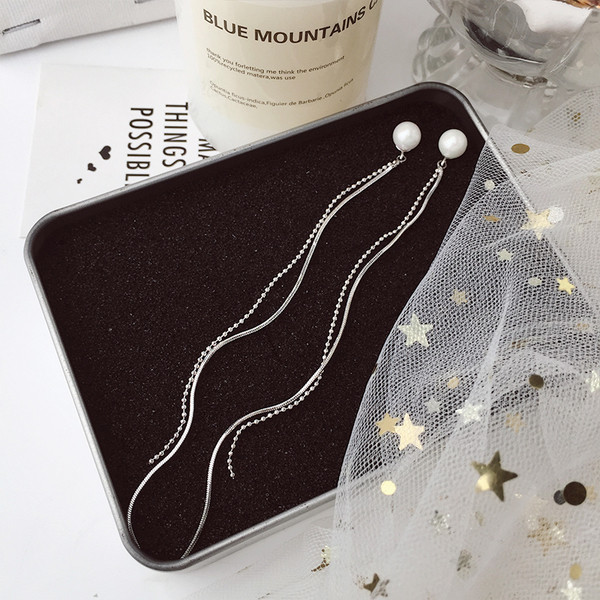 Hosszú, modern női fülbevaló gyöngyökkel