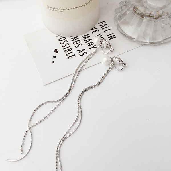 Hosszú, modern női fülbevaló gyöngyökkel