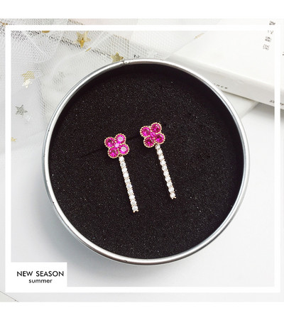 Καθημερινά γυναικεία σκουλαρίκια  με floral στοιχείο σε ροζ χρώμα